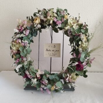 グリーンと小花のドライフラワーリース(アイアンリース飾り付き)