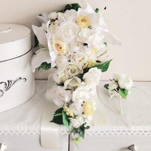 ホワイトローズとカサブランカのキャスケードブーケ
